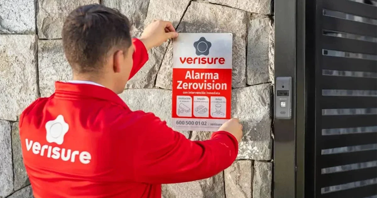 installation-alarme-domicile-espagne-verisure Technicien Verisure installant un système d’alarme à domicile en Espagne pour sécuriser une propriété.